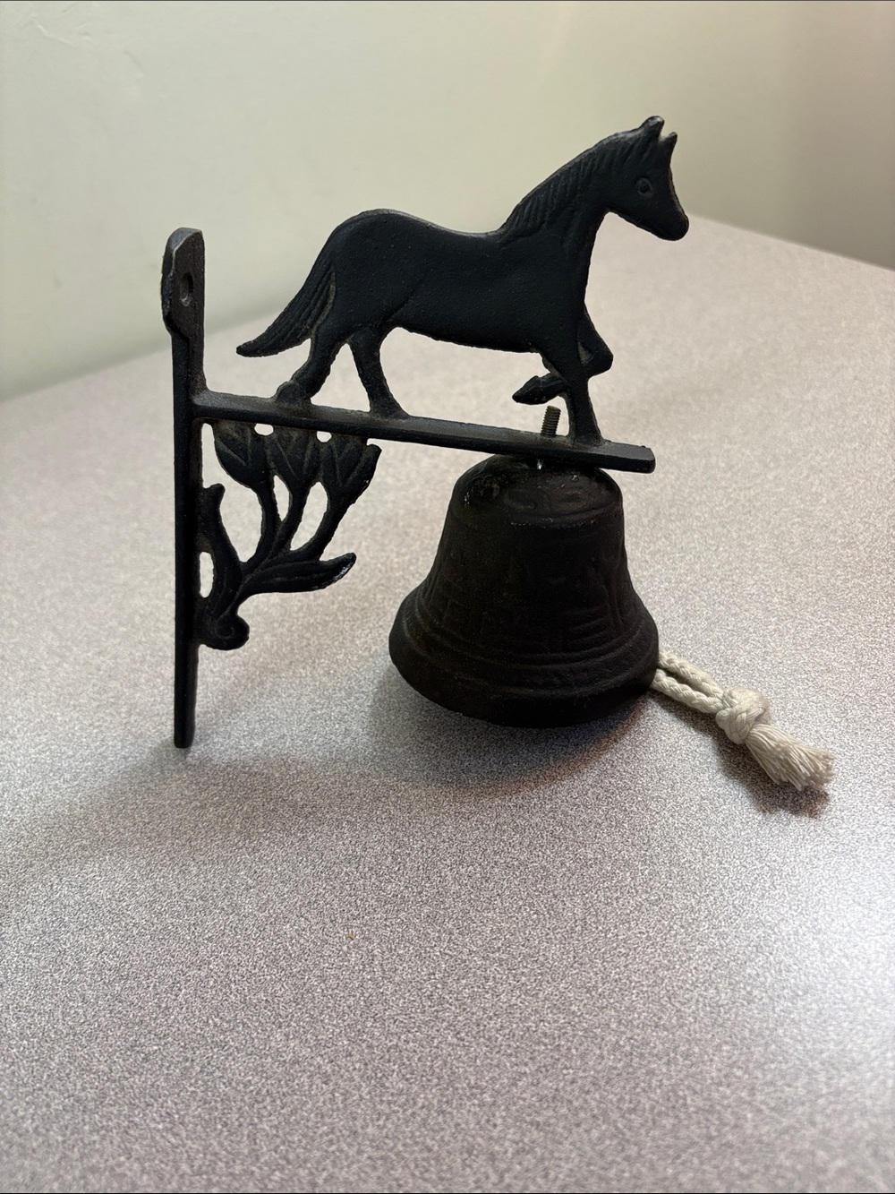 Black Cast Iron Wall Hanging Horse Dinner Bell with White Pull Rope